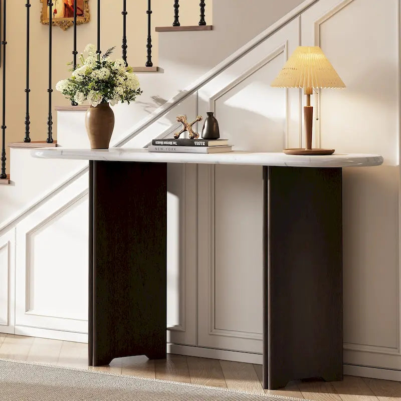 Consolle con piano in marmo ovale bianco/espresso/navy, divano con gambe curve e tavolo da ingresso