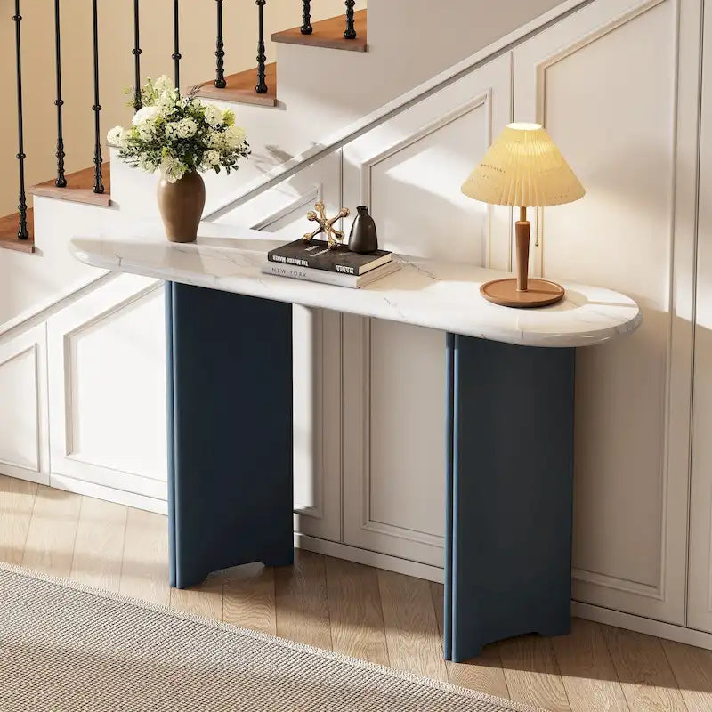 Consolle con piano in marmo ovale bianco/espresso/navy, divano con gambe curve e tavolo da ingresso