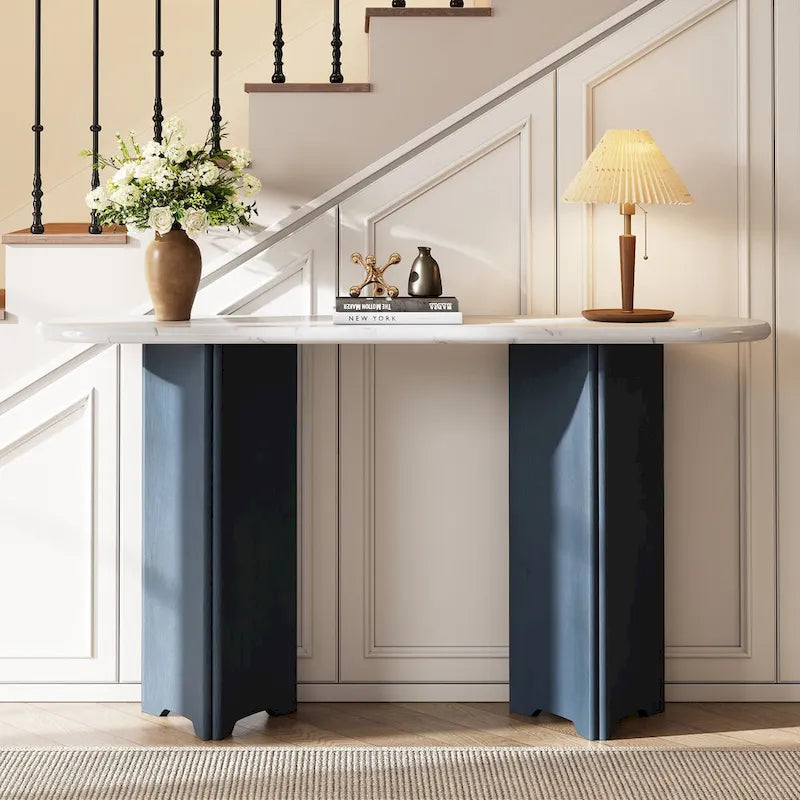 Consolle con piano in marmo ovale bianco/espresso/navy, divano con gambe curve e tavolo da ingresso
