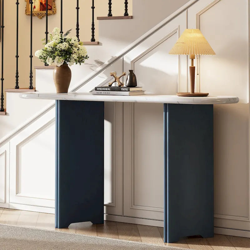 Consolle con piano in marmo ovale bianco/espresso/navy, divano con gambe curve e tavolo da ingresso