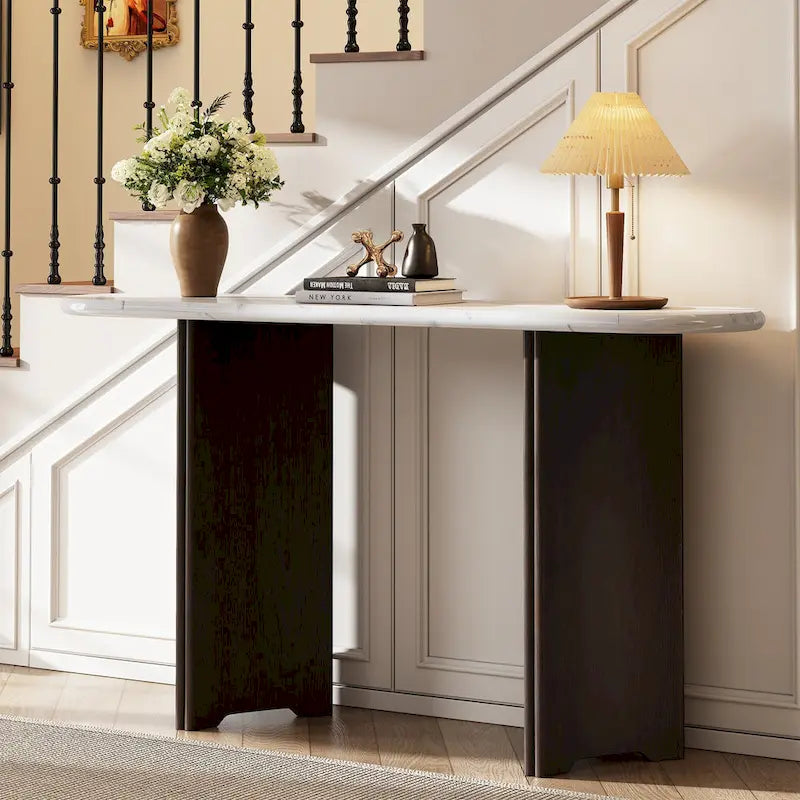 Consolle con piano in marmo ovale bianco/espresso/navy, divano con gambe curve e tavolo da ingresso