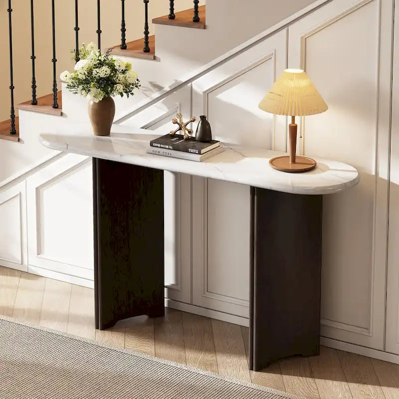 Consolle con piano in marmo ovale bianco/espresso/navy, divano con gambe curve e tavolo da ingresso