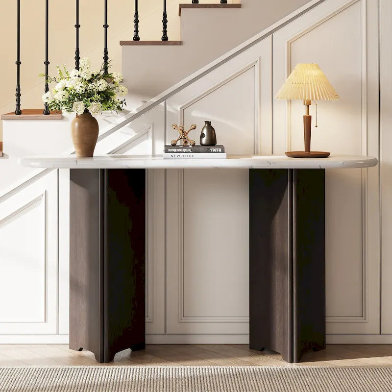 Consolle con piano in marmo ovale bianco/espresso/navy, divano con gambe curve e tavolo da ingresso