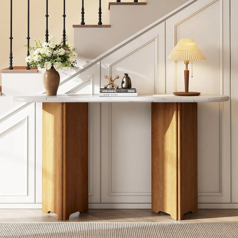Consolle con piano in marmo ovale bianco/espresso/navy, divano con gambe curve e tavolo da ingresso
