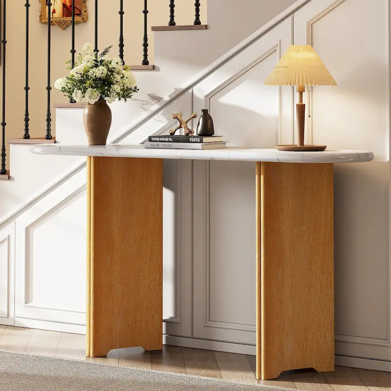 Consolle con piano in marmo ovale bianco/espresso/navy, divano con gambe curve e tavolo da ingresso